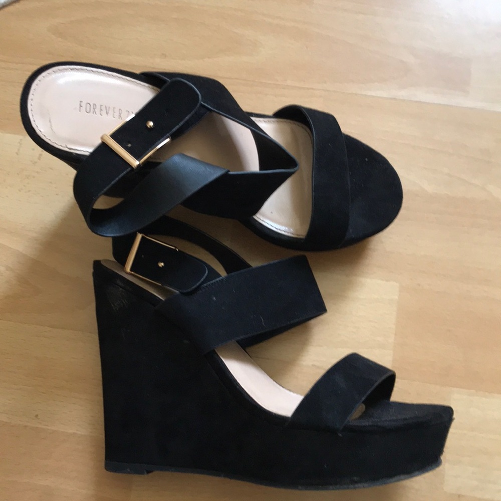 Black wedges